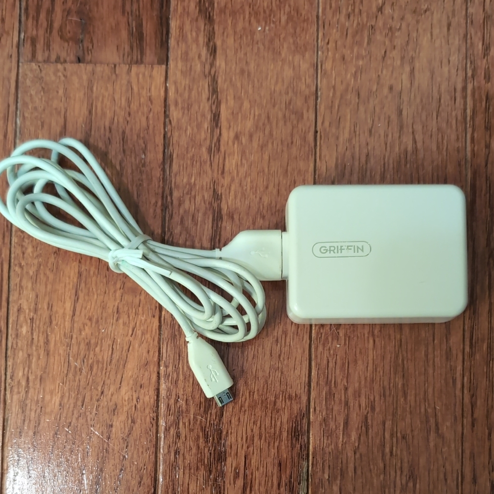 Griffin for Apple Products AC Power White USB Charger Model 17B061001